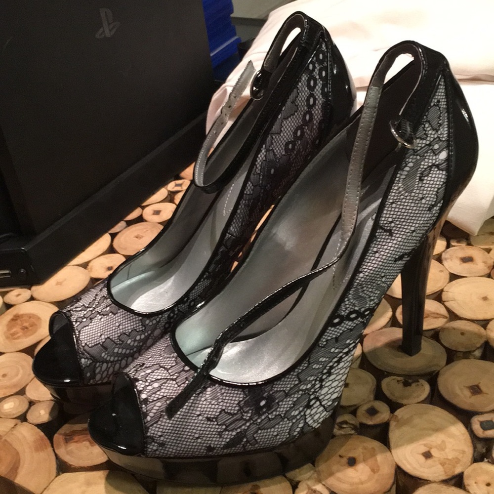 New Lace Guess Peep Toe Pump
